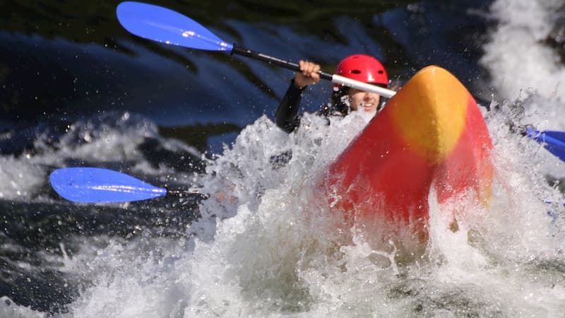 Kayak Autovaciable por aguas bravas olas